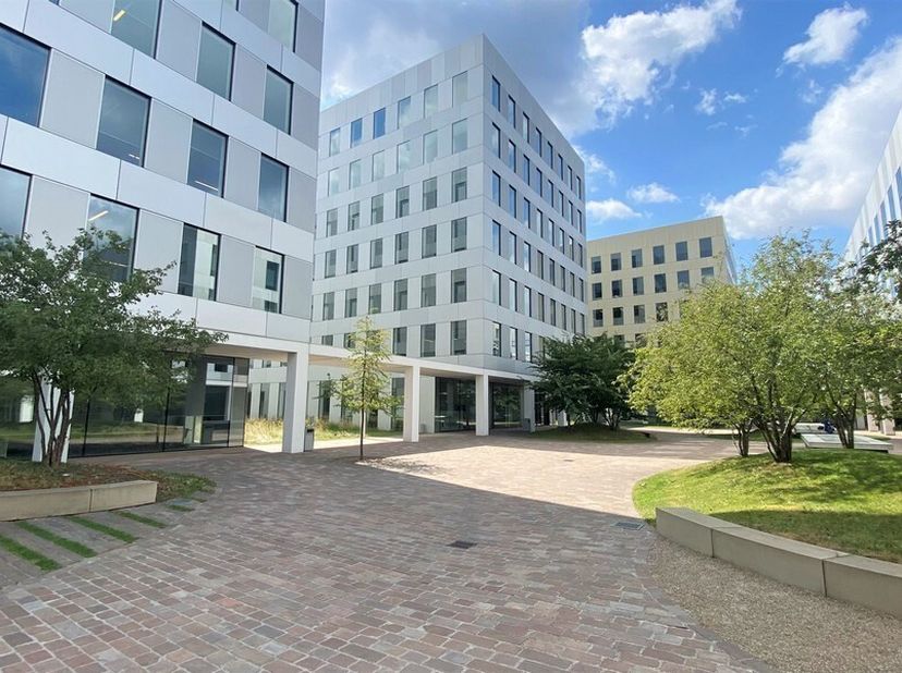 705m² volledig ingedeelde en lichtrijke kantoorruimte op het gelijkvloers in gebouw 6&lt;br /&gt;
Ligging: op unieke ligging langs Ring en tegenover het sta