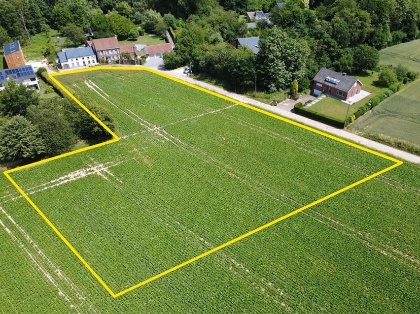 L&#039;Immobilière L.A. de Hamme-Mille vous invite à découvrir ce terrain d&#039;exception, légèrement surélevé, offrant une vue panoramique imprenable sur des