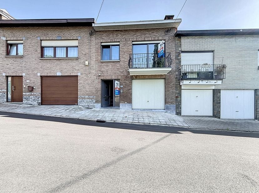 Lagence Skyimmo est ravie de vous présenter cette charmante maison bel étage 2 façades à Saint-Nicolas. Idéalement située dans un quartier résidentiel