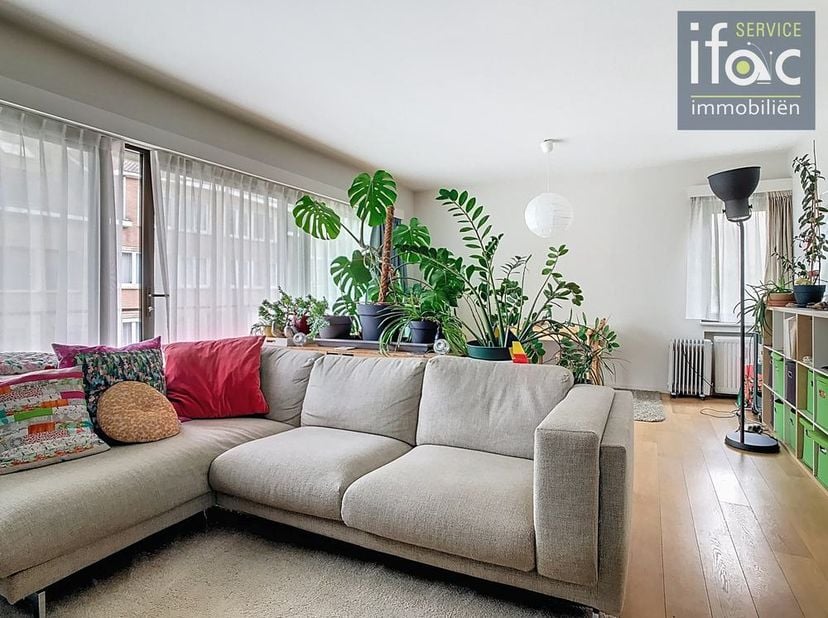 Appartement idéalement situé avec 2 chambres et une grande terrasse dans un bâtiment très bien entretenu avec un ascenseur récent. L&#039;appartement se tr