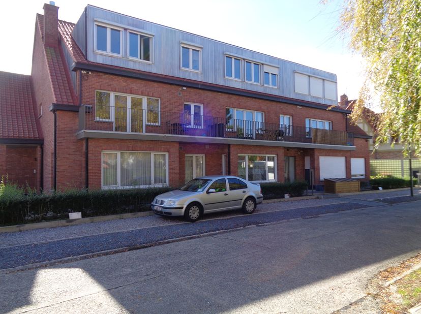 Goed geleden 2 slaapkamer appartement ter Bredene Duinen te huur, 1 badkamer en apart toilet, kleine dressing. &lt;br /&gt;
Gelegen op het tweede verdiep zo