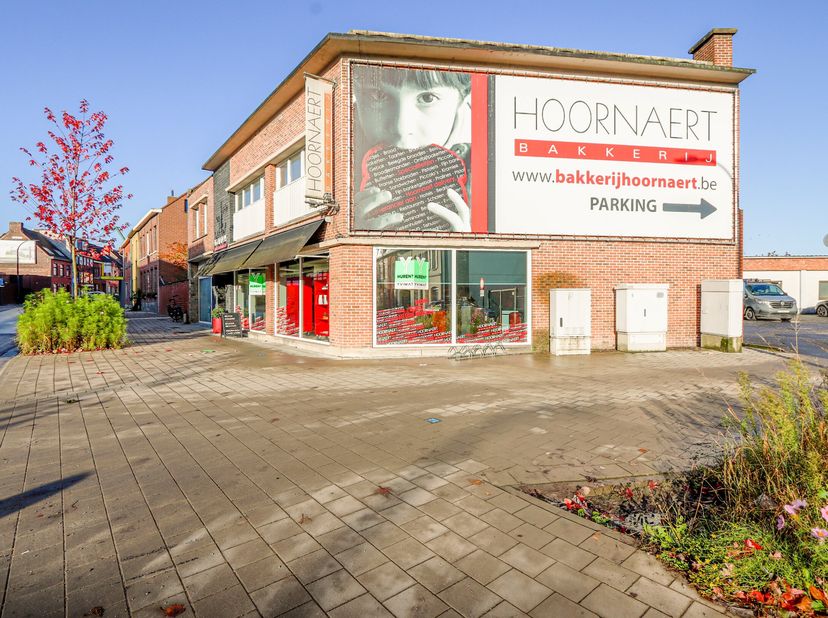 Bent u op zoek naar een commercieel pand voor uw onderneming? Dit ruime handelspand met grote visibiliteit, gelegen in het hart van Zwevegem, biedt vo