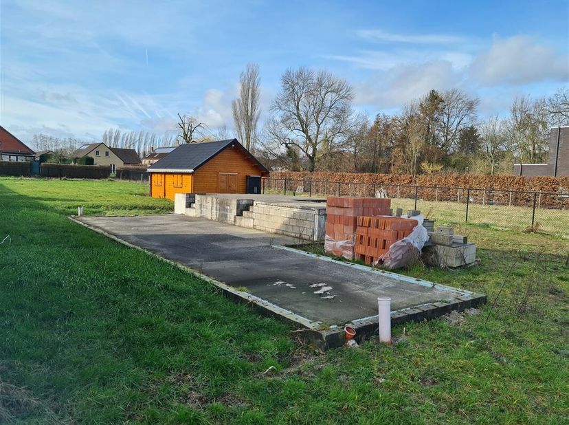 Beau terrain à bâtir de 10 hectares avec des plans approuvés.&lt;br /&gt;
CPTs ont déjà été effectués.&lt;br /&gt;
Le sous-sol a déjà été construit.&lt;br /&gt;
Il y a