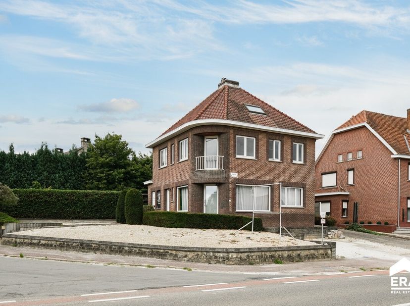 [[ DIT PAND NEEMT DEEL AAN DE ERA OPEN HUIZEN DAG OP 14/6 VAN 11:00 TOT 12:00 ]] Veelzijdige woning met commerciële mogelijkheden. Centraal gelegen op