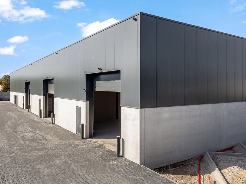 Op een uitstekende locatie te Bonheiden bevindt zich dit nieuwbouw magazijn met een oppervlakte van 230 m². U beschikt hier over een vlotte verbinding