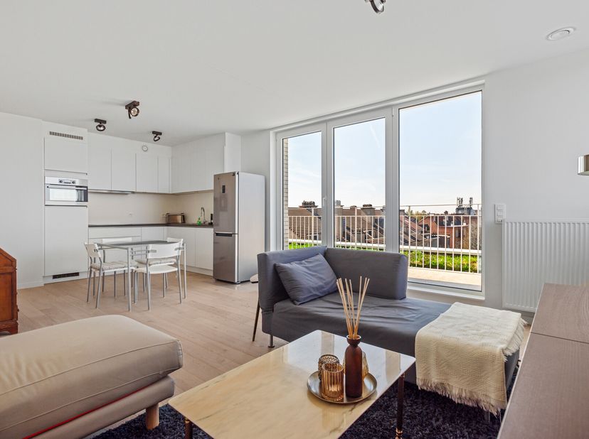 Découvrez ce superbe duplex dans la vibrante commune de Wemmel !&lt;br /&gt;
Pas tout à fait une nouvelle construction (achat possible avec des droits d&#039;enr