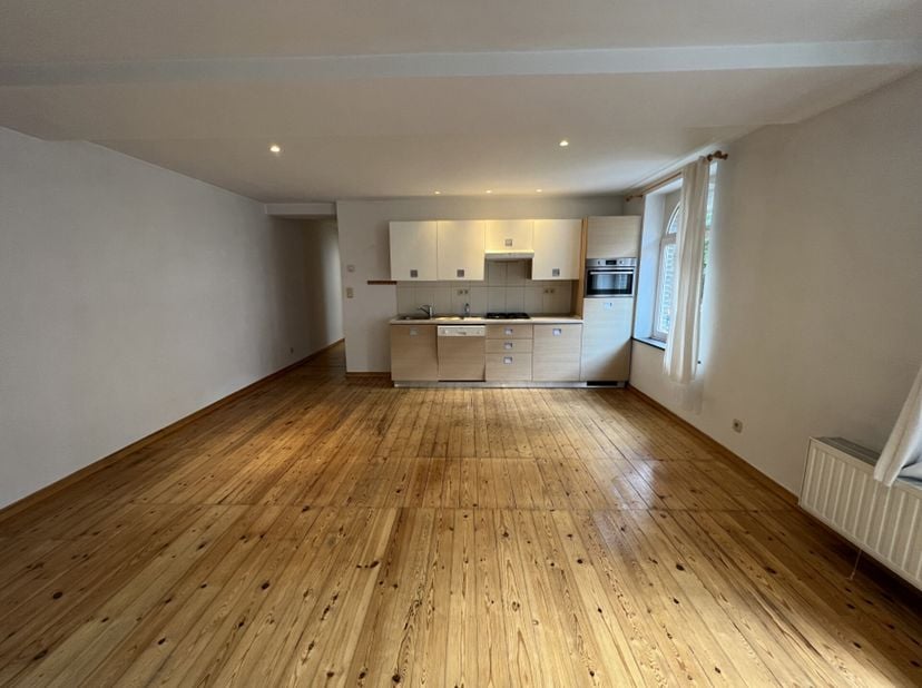 À deux pas du parc du Cinquantenaire et des institutions européennes, non loin de Montgomery et du quartier Georges Henri, superbe appartement 1 chamb