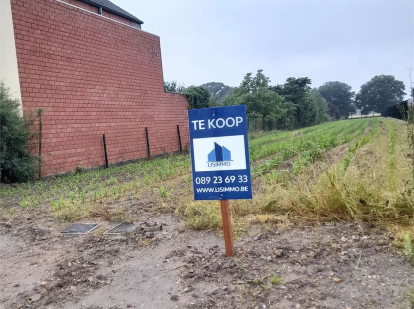 In de Kapelstraat te Dilsen-Stokkem vinden we deze goed gelegen en ruime bouwgrond.&lt;br /&gt;
Het perceel heeft een oppervlakte van 2132m² en is bestemd v