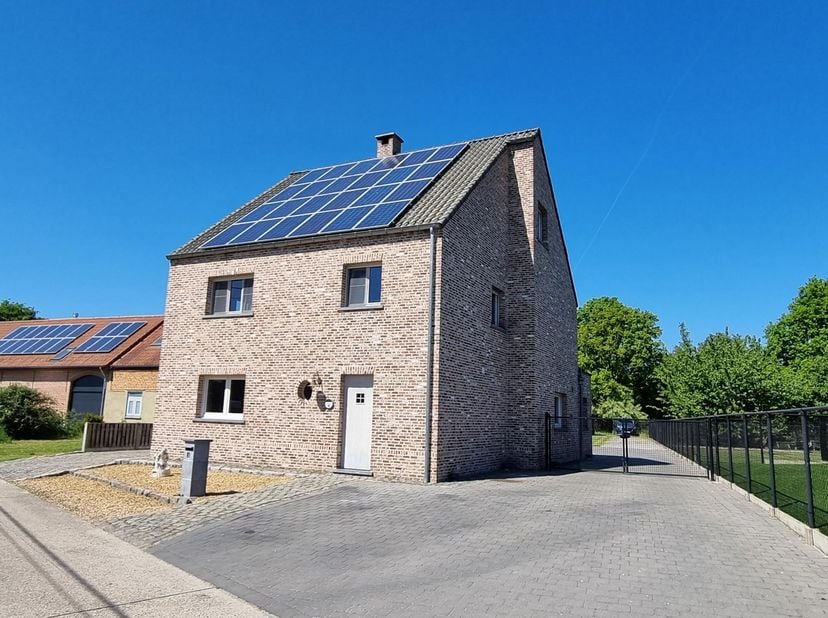 Prachtig gelegen woning, omgeven door groen, op een mooi perceel van 10are  89ca.&lt;br /&gt;
&lt;br /&gt;
De woning werd volledig vernieuwd in 2010 en beschikt o