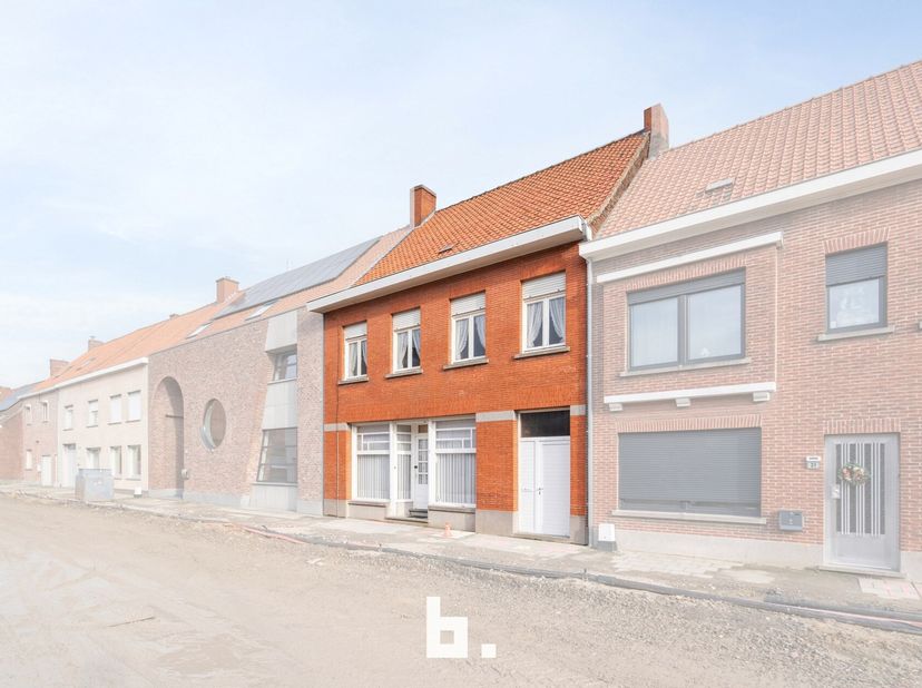 Deze ruime woning in Bavikhove biedt alles wat u zoekt: een ideale combinatie van karakter, ruimte en veel potentieel. Bij het betreden van de woning