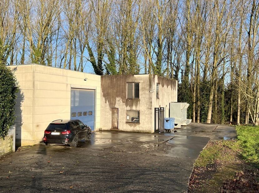Entrepôt de 540m² avec 60m² de bureau sur un terrain de 6 392m² (avec possibilités d&#039;extension)&lt;br /&gt;
Emplacement : dans la zone des entreprises artis