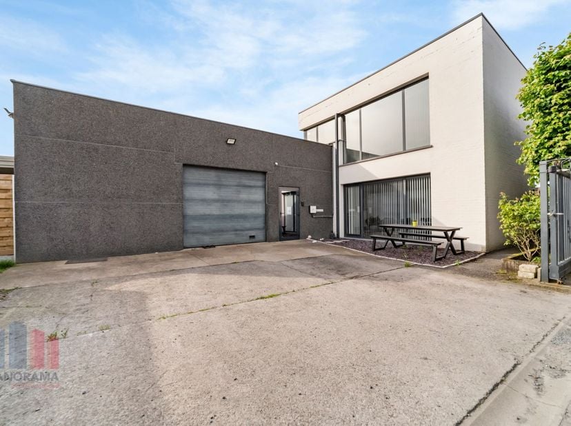 Bien professionnel à vendre
                    à 8020 Oostkamp