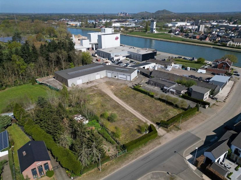 Veelzijdig perceel van 84a91ca met twee appartementen, kantoren, magazijn en tal van mogelijkheden&lt;br /&gt;
Ligging:&lt;br /&gt;
+ Strategische locatie die een