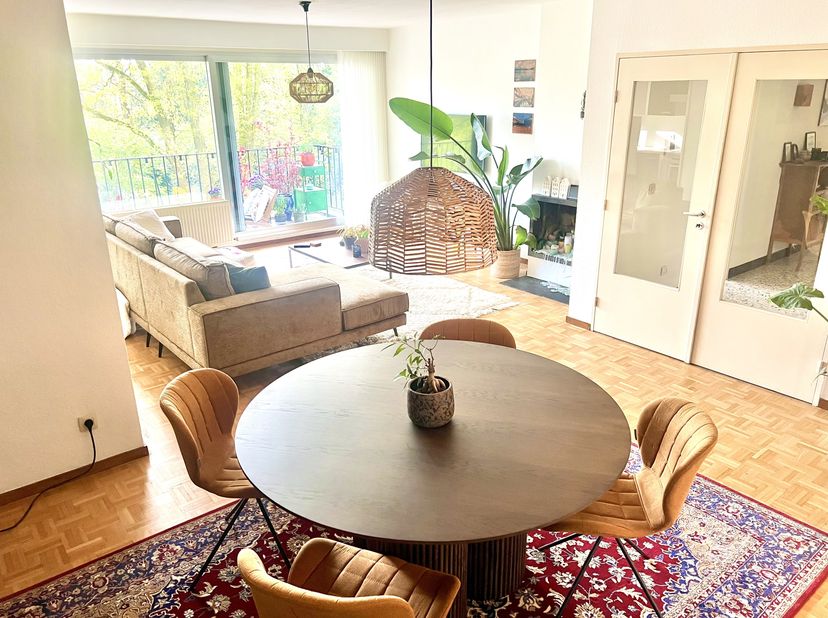 Prachtig 2 slaapkamer appartement gelegen op een uitstekende locatie in een groene omgeving vlakbij het centrum. Ruime living en slaapkamers met veel