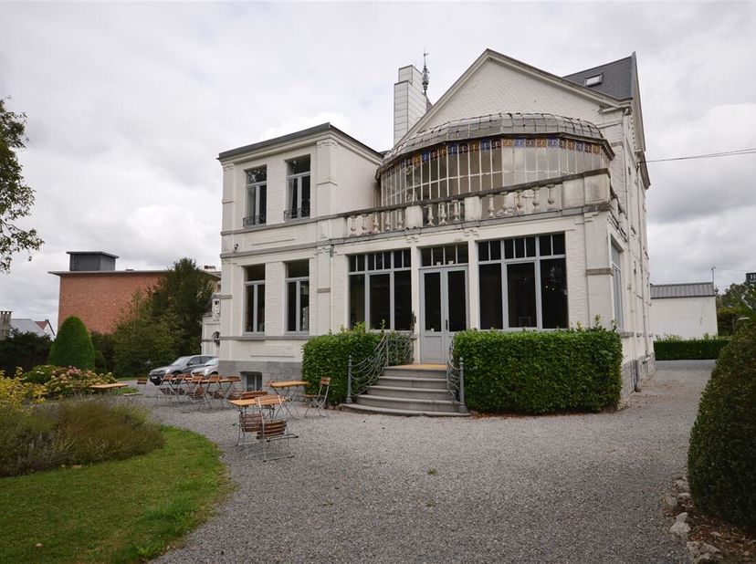 A LOUER ! Niché dans un superbe parc, magnifique restaurant faisant partie d&#039;un hôtel, dans une Villa de 1890 bénéficiant d&#039;une situation exceptionnel