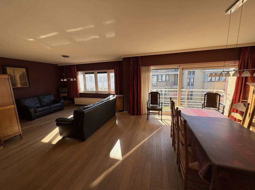 Cet appartement très spacieux est situé en plein centre-ville, à quelques pas de la Grote Markt et de toutes les commodités. L&#039;appartement est situé a
