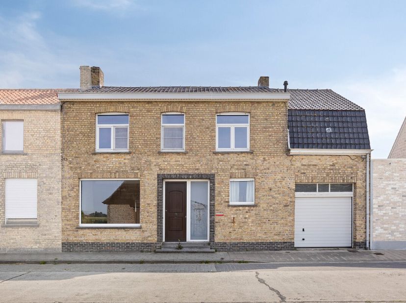 Te renoveren woning te koop in het landelijke Leisele (Alveringem).Deze woning bevindt zich in het rustige en pittoreske Leisele, een deelgemeente van