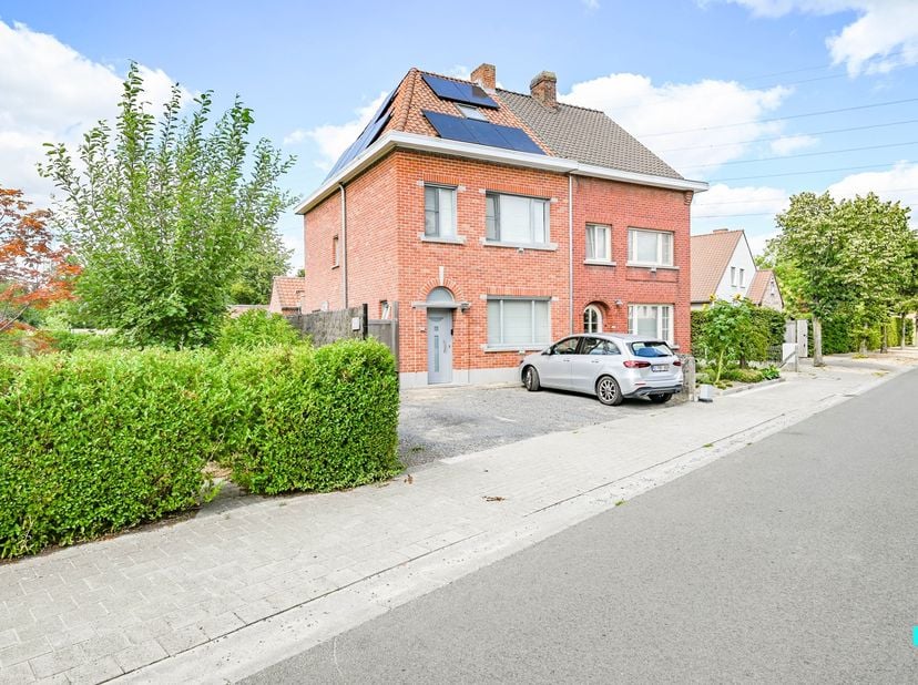 Deze gezellige ééngezinswoning, vlak bij het centrum van Deerlijk, biedt 183 m² wooncomfort op een perceel van 495 m². Met EPC-label B, 10 zonnepanele