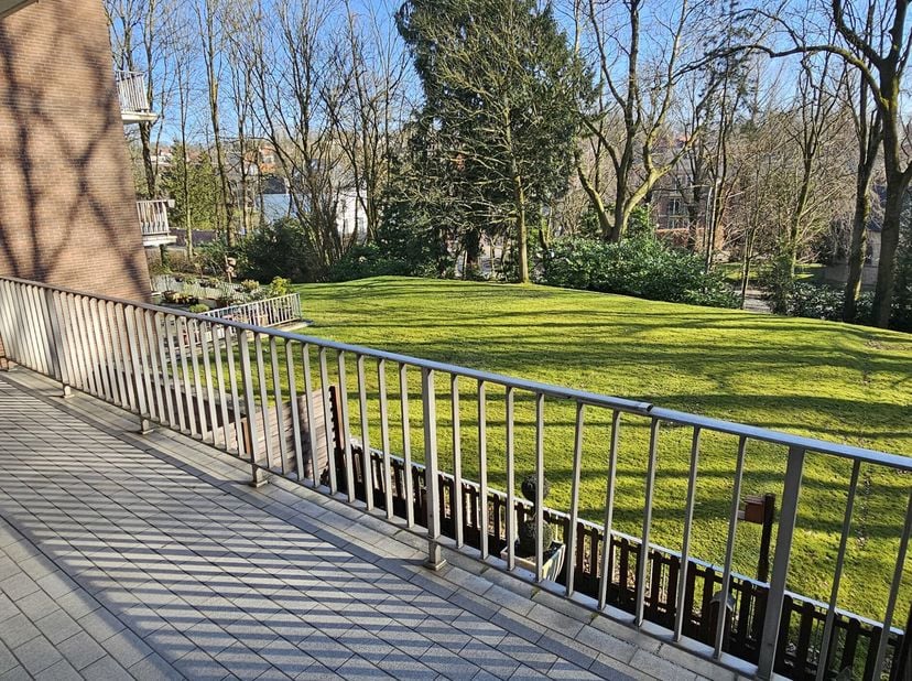 Située à deux pas de la maison communale d&#039;Uccle et à proximité des commerces, PARVISSIMMO vous propose un lumineux appartement 2 chambres de 95 m2 si