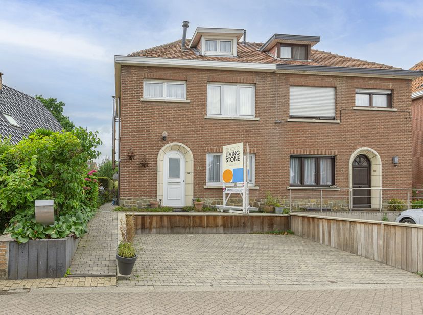 Gezinswoning met 2 slaapkamers en inrichtbare zolder.&lt;br /&gt;
Gelegen in een rustige, doodlopende straat. Alle nodige voorzieningen bevinden zich op kor