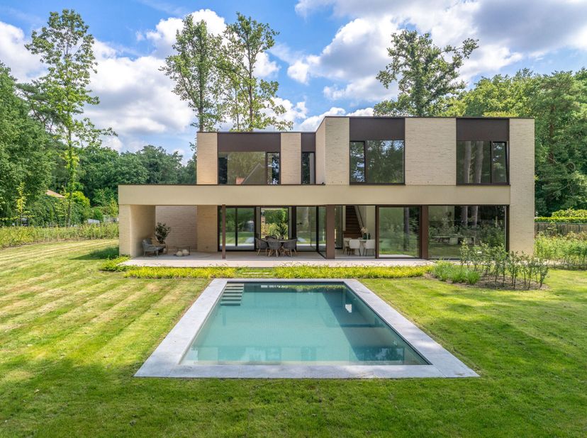 Exclusieve nieuwbouwwoning met zwembad en topafwerking  Halle-Zoersel (grens Schilde)&lt;br /&gt;
In de gegeerde en residentiële wijk Den Drijhoek, net op d