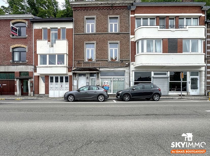Sky Immo vous présente en exclusivité cet immeuble de rapport idéalement situé à Huy, à deux pas de toutes les commodités : commerces, transports en c