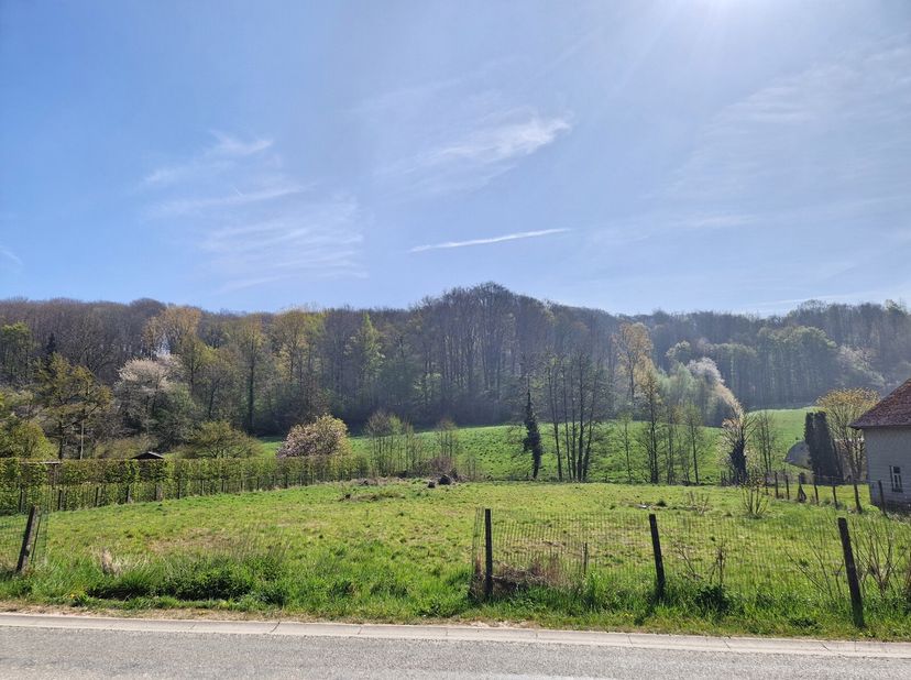 Laissez-vous séduire par ce superbe terrain à bâtir de 1367m², un véritable coup de cur hors lotissement. Imaginez votre future demeure offrant une vu