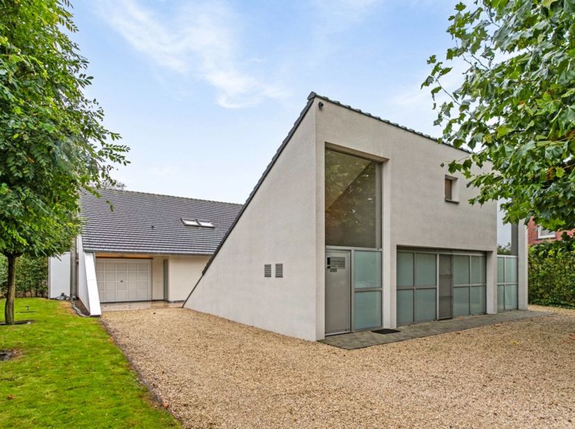 Welkom bij deze uitzonderlijke eigendom, een architecturaal meesterwerk gelegen op een zongericht perceel in een gunstige en vlot bereikbare locatie.