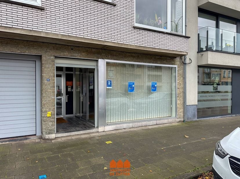 Bent u op zoek naar een centraal gelegen handelspand voor uw zaak? Dit pand, gelegen in de bruisende Molenstraat in Eeklo, biedt een uitstekende locat
