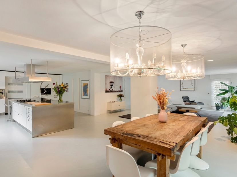 In Minderhout-centrum, op een rustige locatie vlakbij alle voorzieningen treffen we deze woning op een Zuid gericht perceel van circa 1000m2. De wonin