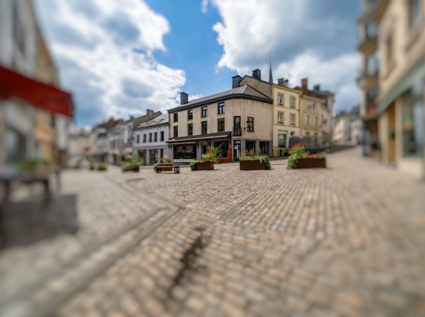 ERA B-LUX presenteert deze bedrijfswoning gelegen in het centrum van Bouillon dicht bij alle voorzieningen en de N89. De renovatiewerken zijn gestart,