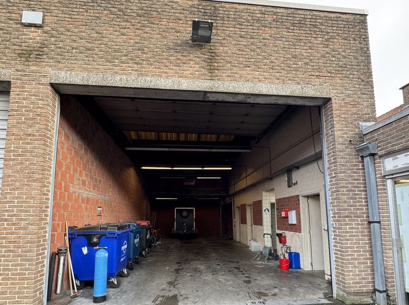 Entrepôt spacieux à louer à Oostkamp  210 m² &lt;br /&gt;
Cet entrepôt fonctionnel, situé dans la Brugsestraat à Oostkamp, est disponible à la location. D&#039;u