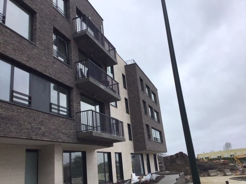 Dans un tout nouveau quartier à deux pas de la Gare de Callevoet, ce qui vous permet de laisser votre voiture au garage, très bel emplacement parking
