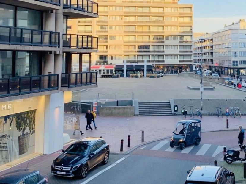 STIJLVOL en LUXUEUS appartement met 3 SLK, 2 badkamers, terras, op WANDELAFSTAND van de zeedijk. Indeling: inkomhal, ruime gezellige lichtrijke living