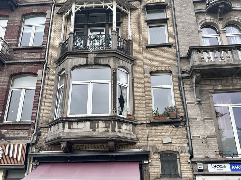 CHARME BRUXELLOIS  APPARTEMENT 1 CHAMBRE AVEC TERRASSE&lt;br /&gt;
Idéalement situé face au parc de Forest, à proximité immédiate des commerces, transports