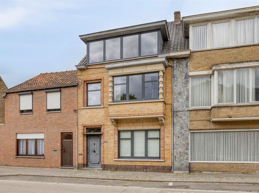 Te Damme (Moerkerke): Charmant woonhuis, 4 slaapkamers, met grote garage (48m²) bereikbaar via de zijstraat. Dit huis op een perceel van 391m² heeft e