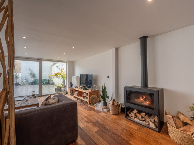 Authentiek, gerenoveerd huis met Zuid-West Georiënteerde Tuin&lt;br /&gt;
Deze prachtig gerenoveerde rijwoning combineert moeiteloos authentieke charme met