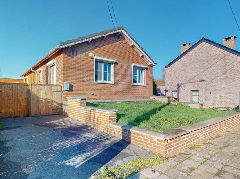 ACTUALIMMO vous propose cette villa de plain-pied avec terrasse, double garage et jardin, située à Haine-Saint-Pierre, à proximité immédiate des grand