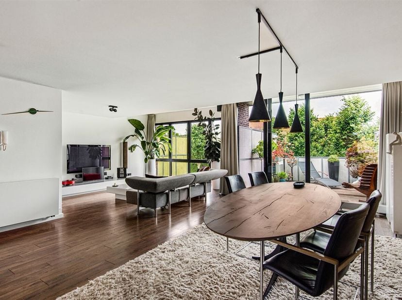 In een rustige en kindvriendelijke doodlopende straat in het hart van Sinaai, vinden we dit prachtig gerenoveerd duplex appartement terug. De Edgard T