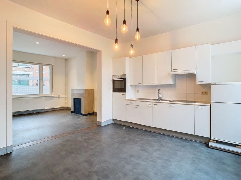 La maison est située dans une rue calme du centre de Bruges, à deux pas des commerces, des écoles et de toutes les commodités nécessaires. De plus, vo