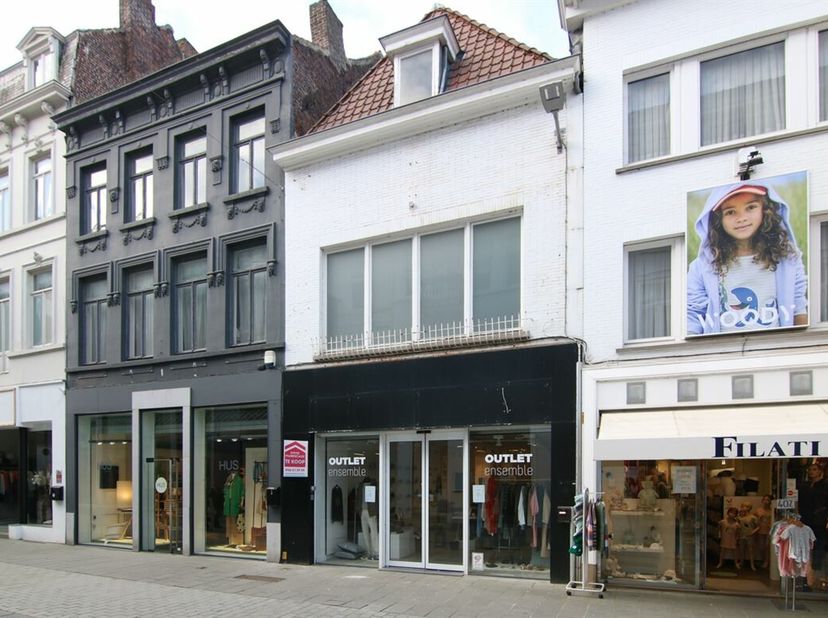 Winkelpand te koop in een drukke winkelwandelstraat in het centrum van Kortrijk.&lt;br /&gt;
Deze winkel is gelegen nabij de ingang van het shopping-center