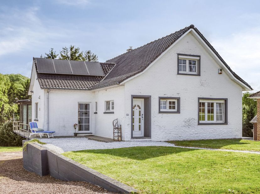 Deze woning is ideaal voor natuurliefhebbers die op zoek zijn naar rust en een goede ligging vlakbij het openbaar vervoer en winkels.&lt;br /&gt;
De woning