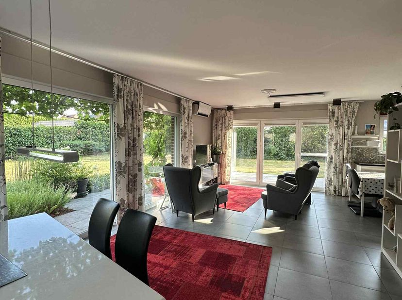 Deze instapklare halfopen woning uit 2006 ligt in een rustige hoek van een woonerf, vlak bij het kanaal, fietsroutes en het Be-MINE winkelcentrum.&lt;br