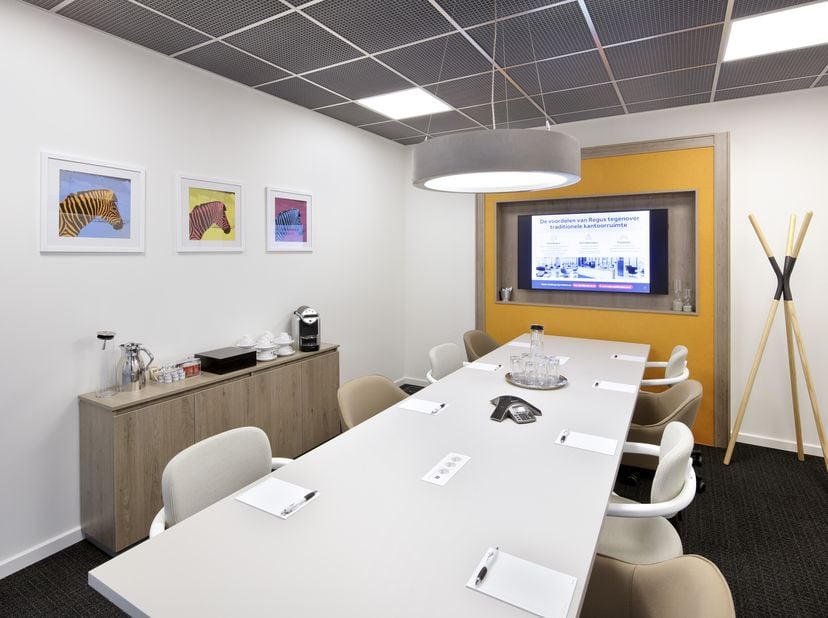 Bureaux ou lieux de travail à louer dans un endroit extrêmement accessible à Courtrai.&lt;br /&gt;
Une façon unique de travailler grâce à une présence dans