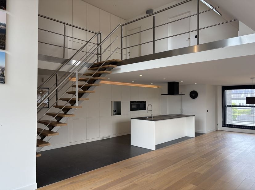 Highlights zijn dat het een uitstekend geïsoleerd appartement met een A-label betreft, &lt;br /&gt;
met een high-end duurzame prachtige inrichting op maat,&lt;