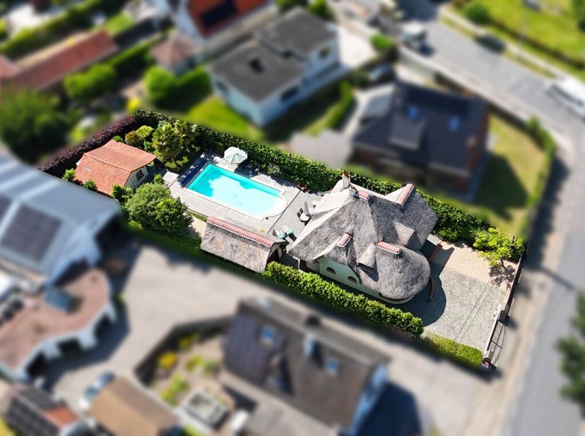 Kortrijk: villa met zwembad op centrale ligging in KortrijkIndeling: Bij binnenkomst in de inkomhal met apart gastentoilet kan u rechts een bureauruim