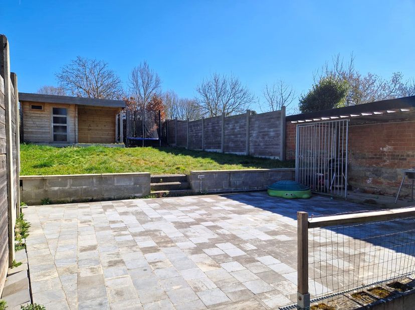WSB-Immo: Deze lichtrijke woning bevindt zich op een toplocatie in Welle, op een steenworp van het dorpscentrum, met alle nodige voorzieningen, winkel