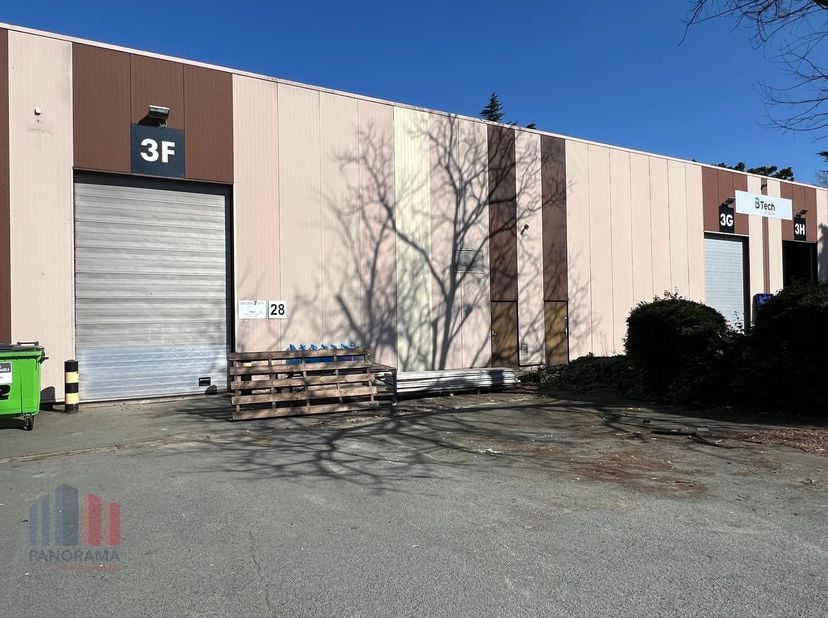 Offrant une excellente combinaison de 318 m² d&#039;espace de stockage et 130 m² de bureaux, cette unité PME est située au centre de la zone PME de Zavente