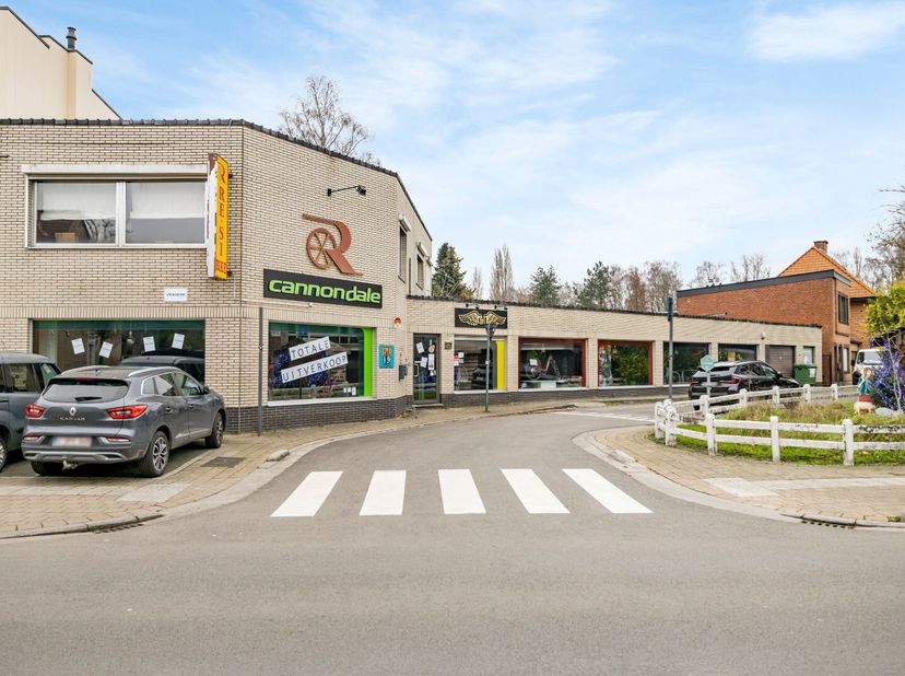 Ontdek dit unieke handelspand van meer dan 450 m² in het centrum van Nieuwkerken. Met zijn gigantische vitrinebreedte en moderne uitstraling dankzij v