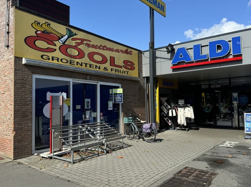 Op een uitstekende locatie in Brasschaat bevindt zich dit commercieel pand, beschikbaar voor verhuur.Het pand is strategisch gelegen naast bekende win